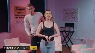 Brazzers - Ella Hughes muffjában a nagyméretű fallosz - Pornos.hu