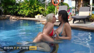 Brazzers - Lexi Luna és Kinky Gia OhMy a medencében nyalakodnak - Pornos.hu