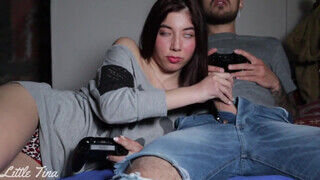 Gamer fiatalasszony játék közben cumizza a pasiját - Pornos.hu