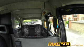 FakeTaxi - londoni túrista úgy kupakol mint egy profi - Pornos.hu