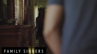 Family Sinners - Reagan Foxx és a nevelő fiú - Pornos.hu