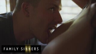 Family Sinners - Reagan Foxx és a nevelő fiú - Pornos.hu