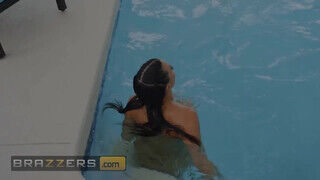 Brazzers - Rachel Starr egy pici úszás után bránerre vágyik - Pornos.hu