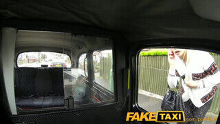 FakeTaxi - amikor egy rendőrnő az utas - Pornos.hu