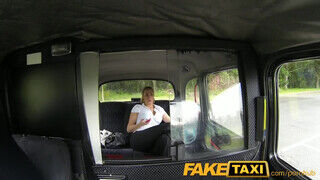 FakeTaxi - amikor egy rendőrnő az utas - Pornos.hu