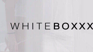 WhiteBoxxx - nagymellű tinicsaj az takaró alatt peckezik - Pornos.hu