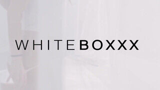 WhiteBoxxx - Caprice istenien kinyalja a ribanca kicsike pináját - Pornos.hu