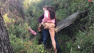 Amatőr tinédzser fiatal pár az erdőben kufircol