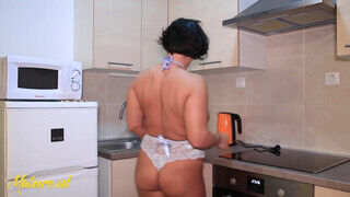 Aisha a konyhában izgult fel - Pornos.hu