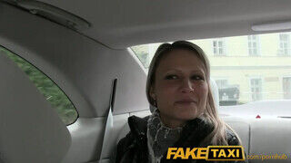 FakeTaxi - Samantha Jolie bekapja a taxis faszát - Pornos.hu
