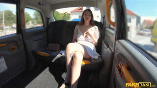 Fake Taxi - Gigantikus keblű spiné a hátsó ülésen - Pornos.hu
