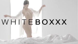 White Boxxx - Tetszetős barinő élvezi a kötözéses dugást - Pornos.hu