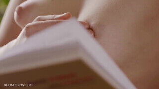 ULTRAFILMS - csábos tinédzser pipi begerjed egy könyvre - Pornos.hu