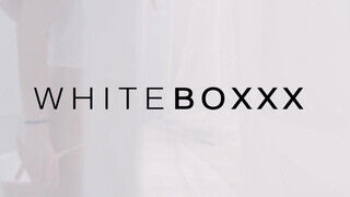 WhiteBoxxx - Little Caprice saját magát kényezteti - Pornos.hu