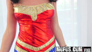 Mofos - Wonder woman cosplay ruhában - Pornos.hu