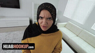 Hijab Hookup - arab maca meglepődik mikor megbasszák a kicsike pináját - Pornos.hu