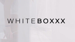 WHITEBOXXX - Sabrisse és Jia Lissa kényezteti egymást - Pornos.hu