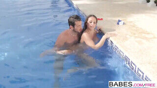 Babes - vonzó enyelgés a medencében - Pornos.hu