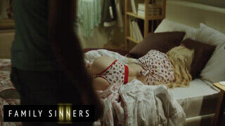 Family Sinners - Kenzie Reeves bekapja a nevelő bátyó farkát - Pornos.hu