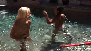 Carmen Callaway és Morgan Lee a medence partján szopkodják egymást - Pornos.hu