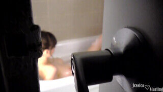 Jessica Starling a szép hatalmas csöcsű tinédzser maca bekúrva a fürdőben - Pornos.hu