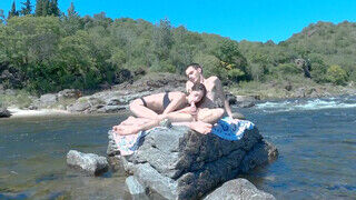 Szeretkezés a sziklákon a folyóparton egy amatőr párral