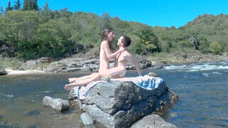 Szeretkezés a sziklákon a folyóparton egy amatőr párral - Pornos.hu