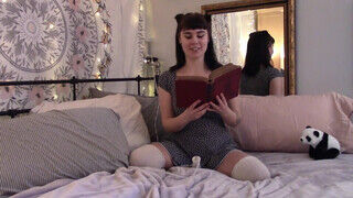 Sophia Wolfe a csöcsös amatőr kiscsaj szeret olvasás közben masztizni - Pornos.hu