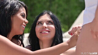 Kira Queen és Kesha Ortega a kolosszális didkós biszex milfek édeshármasban közösülnek - Pornos.hu