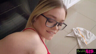 Katie Kush a szemüveges nevelő húgi megdolgozva a konyhában - Pornos.hu