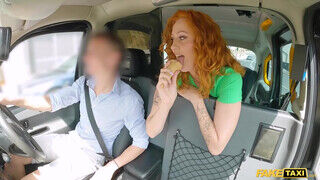 Cherry Candle a izgató vörös hajú kishölgy nem csak a fagyit imádja nyalni a taxiban - Pornos.hu