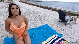 Serena Santos a kerek latina kis csaj megdöngetve a tengerparton - Pornos.hu