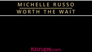 Michelle Russo bekapja már a konyhában a fiatalabb csóka könyörtelen faszát - Pornos.hu