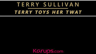 Terry Sullivan a gigantikus didkós kitetovált kiscsaj kényezteti magát - Pornos.hu
