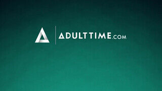 Formás transzi szobatársak kúrják egymást análba