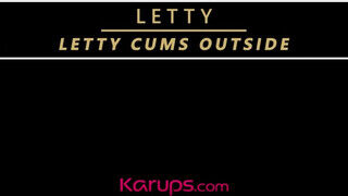 Letty a méretes cickós koros nő izgatja a punciját - Pornos.hu