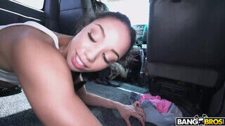Alexis Tae a karcsú tinédzser bige megkettyintve a kisbuszban - Pornos.hu