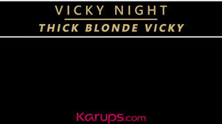 Vicky Night a méretes tőgyes világos szőke vén nő kényezteti a punciját - Pornos.hu