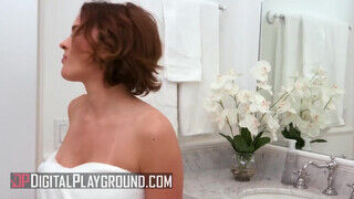 Krissy Lynn a óriási mellű milf és a fiatal fiatalasszony Lilly Lit a fürdőben nyalakodnak - Pornos.hu