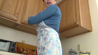 Mrs Mischief a ellenállhatatlan vén nő a konyhában simogatja magát - Pornos.hu