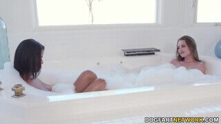Kyler Quinn és Nia Nacci a fürdőben elkapják egymást egy menetre - Pornos.hu