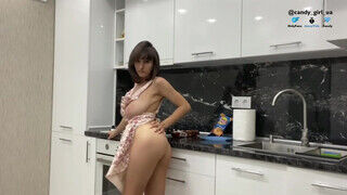 Tara Summers a nagy cicis orosz pipi a konyhában peckezik - Pornos.hu