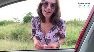 Tara Summers a csöcsös amatőr kisasszony a kocsiban leszopja a pasiját - Pornos.hu