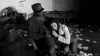 Celine Noiret, a cseh származású pornószínésznő, aki 1982. március 11-én született, egy igazán forró jelenetben látható, ahol egy vörös szemű, méretes fekete farokkal élvezi a gyönyört. A jelenetben Celine Noiret egy fehér nőként jelenik meg, aki könyörte - Pornos.hu