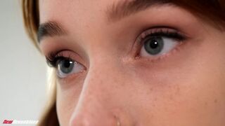 Melanie Marie, a 19 éves, afroamerikai hajú, mutatós gólya pomponlány, akinek hatalmas, természetes, D-kosaras mellei és karcsú, feszes teste minden csóka fejét elcsavarja, ebben a New Sensations jelenetben teljesen elszabadul. A szenvedélyes egyenruhája  - Pornos.hu