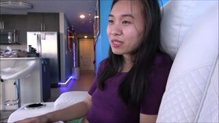 Kimmy Kim, egy apró, karcsú mostohanővér, párkapcsolati tanácsot kér, de a beszélgetés gyorsan vad, szókimondó szexbe fordul, ahol a feszes teste minden mozdulatával őrületbe kergeti a mostohabátyját. - Pornos.hu