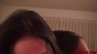 Layla, a fullos barna, nem fogja vissza magát: előbb mélyen orálozza a erőszakos faszt, aztán vadul meglovagolja a otthoni készítésű videóban, ahol minden pillanatban látszik, mennyire élvezi a hardcore dugást. - Pornos.hu