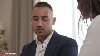 Desiree Dulce, a dögös, színes bőrű bőrű, kívánatos testű, fekete hajú bige nem csak az irodában tudja, hogyan kell teljesíteni – amikor a főnöke kemény, vastag farkát veszi elő, Desiree minden gátlást levetkőzve, mohón térdel elé. A kisasszony mélyen, ny - Pornos.hu
