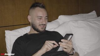 Armani Black, a dögös, színes bőrű bőrű, telt idomú kolumbiai milf nem elégszik meg a hétköznapi élvezetekkel – amikor egyedül marad a hotelben, egy igazi, nagyméretű brutális faszra vágyik. Armani szexy ruhában, tetszetős mosollyal vadászik, majd amikor  - Pornos.hu