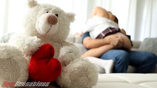 Athena Heart, a fiatal, afrikai hajú, bájos diáklány Valentin-napon nem éri be egy cuki ajándékkal – ő igazi, könyörtelen élvezetre vágyik. Rövid szoknyában, szűk felsőben csábítja el a srácot, és minden gátlást levetkőzve adja át magát a vad szexnek. Ath - Pornos.hu